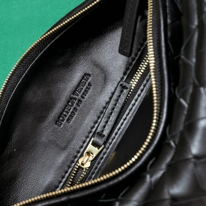 Batch 1860 Bv Shu Qi's same "Gemelli" twin bag 👇 Locked in advance 24 years of hot style 💕 Gemelli is paired with two half-moon shaped bags, matched with the brand's iconic intrecciato woven sheepskin, equipped with a detachable tubular handle, which can be used as a clutch, on the shoulder or by flipping the small crescent moon as a handle, or as a long shoulder strap 🉑️ crossbody The dual design has a personalized yet charming attitude, and the eye-catching visual impact brings an elegant and fashionable feeling. It is a bag worth buying💥 Size: 36x25x10, Model: 4281#